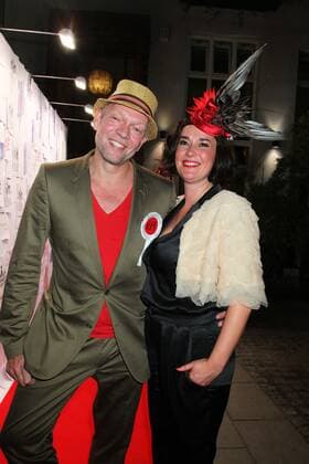 Bob Young mit Viona Bennett bei der Hutparty von Fiona Bennett und Maison Victor im Teehaus Chen Che in der Rosenthaler Strasse in Berlin zugunsten der Organisation - Save the children- ( Notopfer des Tsunami in Japan ) *** Bob Young with Viona Bennett at the hat party of Fiona Bennett and Maison Victor at the Teahouse Chen Che in Rosenthaler Strasse in Berlin for the benefit of the organization Save the children emergency victims of the Tsunami in Japan Copyright: xEventpressxHerrmannx