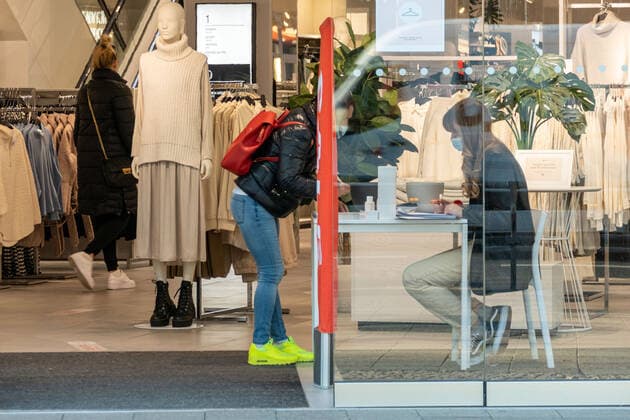 09.03.2021,Berlin,Deutschland,GER,eine Filiale von H & M am Kurfürstendamm.Seit heute ist trotz Corona-Lockdown Shopping per Click and Meet möglich.
