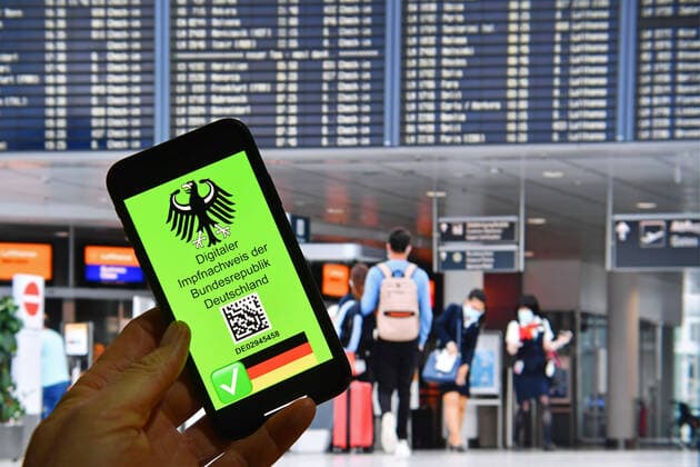 Themenbild Symbolfoto: Digitaler Impfpass,Impfbestaetigung der Bundesrepublik Deutschland auf einem Smartphone, Handy,Impfausweis,Nachweis,Impfnachweis. Mit einem faelschungssicheren Impfpass sollen die Buerger wieder zu mehr Freiheitsrechten in der Coronavirus Pandemie gelangen-so koennte z.B. das Reisen wieder fuer geimpfte Personen moeglich werden.
