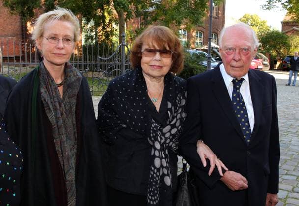Witwe Rose-Marie von Buelow mit Tochter Susanne und Prof. Knut Caesar ( Ehrenvorsitzender des Foerdervereins Dom zu Brandenburg e.V.bei der Gedenkfeier zu Ehren von Vicco von Buelow ( Loriot) in seiner Taufkirche St. Gotthardt in der Stadt Brandenburg an der Havel Er ist in Brandenburg geboren worden und ist auch Ehrenbuerger der Stadt. *** Widow Rose Marie von Buelow with daughter Susanne and Prof Knut Caesar Honorary Chairman of the Förderverein Dom zu Brandenburg e V at the memorial service in honour of Vicco von Buelow Loriot in his baptismal church St Gotthardt in the city of Brandenburg an der Havel He was born in Brandenburg and is also an honorary citizen of the city. Copyright: xEventpressxHerrmannx