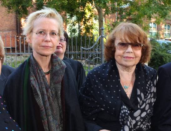 Witwe Rose-Marie von Buelow mit Tochter Susanne bei der Gedenkfeier zu Ehren von Vicco von Buelow ( Loriot) in seiner Taufkirche St. Gotthardt in der Stadt Brandenburg an der Havel Er ist in Brandenburg geboren worden und ist auch Ehrenbuerger der Stadt. *** Widow Rose Marie von Buelow with daughter Susanne at the memorial service in honor of Vicco von Buelow Loriot in his baptismal church St Gotthardt in the city of Brandenburg an der Havel He was born in Brandenburg and is also honorary citizen of the city Copyright: xEventpressxHerrmannx