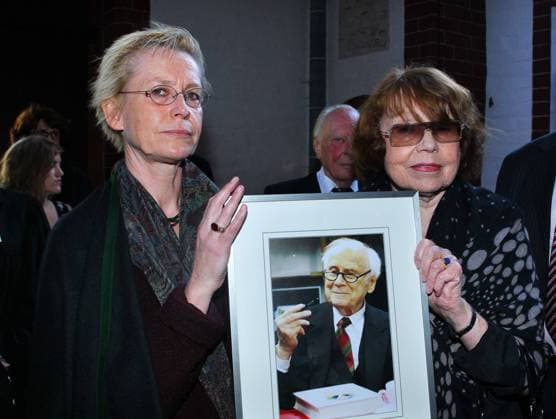 Witwe Rose-Marie von Buelow mit Tochter Susanne bei der Gedenkfeier zu Ehren von Vicco von Buelow ( Loriot) in seiner Taufkirche St. Gotthardt in der Stadt Brandenburg an der Havel Er ist in Brandenburg geboren worden und ist auch Ehrenbuerger der Stadt. *** Widow Rose Marie von Buelow with daughter Susanne at the memorial service in honor of Vicco von Buelow Loriot in his baptismal church St Gotthardt in the city of Brandenburg an der Havel He was born in Brandenburg and is also honorary citizen of the city Copyright: xEventpressxHerrmannx