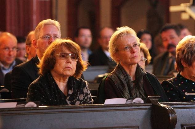 Witwe Rose-Marie von Buelow mit Tochter Susanne bei der Gedenkfeier zu Ehren von Vicco von Buelow ( Loriot) in seiner Taufkirche St. Gotthardt in der Stadt Brandenburg an der Havel Er ist in Brandenburg geboren worden und ist auch Ehrenbuerger der Stadt. *** Widow Rose Marie von Buelow with daughter Susanne at the memorial service in honor of Vicco von Buelow Loriot in his baptismal church St Gotthardt in the city of Brandenburg an der Havel He was born in Brandenburg and is also honorary citizen of the city Copyright: xEventpressxHerrmannx