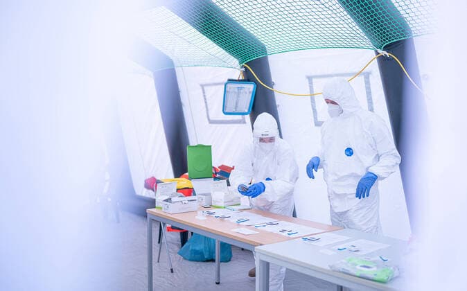 Corona-Testzentrum Das erste Testzentrum auf dem Messegelände Dresden geht ab heute, Montag 8. März 2021 in Betrieb. Ab 12 Uhr gibt es für die Dresdnerinnen und Dresdner die erste Möglichkeit, sich kostenfrei einmal wöchentlich mittels Antigenschnelltest auf das Coronavirus SARS-CoV-2 testen zu lassen. Das Testzentrum befindet sich auf dem Gelände der Messe Dresden. Die Schnellteststrecke ist täglich von 8 bis 18 Uhr geöffnet. Termine müssen nicht gebucht werden. Organisatorisch stemmt das die Dresdner Feuerwehr mit der Johanniter-Unfall-Hilfe e. V. Regionalverband Dresden.