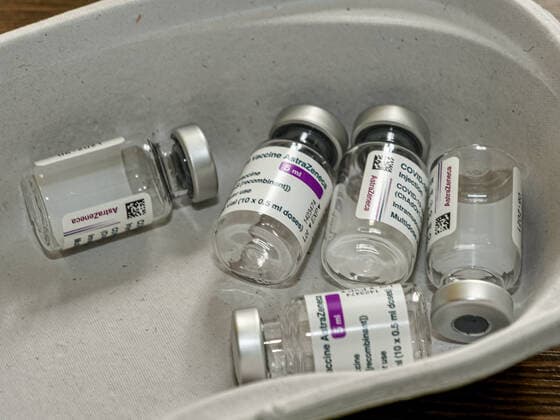 Impfstoff AstraZeneca Für mobile Impfteams eignet sich vor allem das Vaccine von AstraZeneca wegen der einfacheren Handhabung und Lagerung Bernd Günther BG-PRESS.de Copyright: xBerndxGüntherx