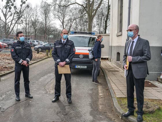 Impftermin bei der Polizeidirektion Hannover Polizeipräsident Volker Kluwe informiert die Pressevertreter über den Impfablauf für ca. 2.300 Polizeibedienstete der Polizeidirektion Hannover Copyright: xBerndxGüntherx