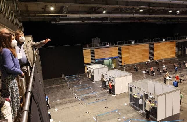 Erfurt - Eröffnung Impfzentrum 10.03.2021 , Erfurt, Messehalle, Impfzentrum Mittelthüringen, Eröffnung des Impfzentrums im bild: Dr. med Sakriss (KV) zeigt das Impfzentrum