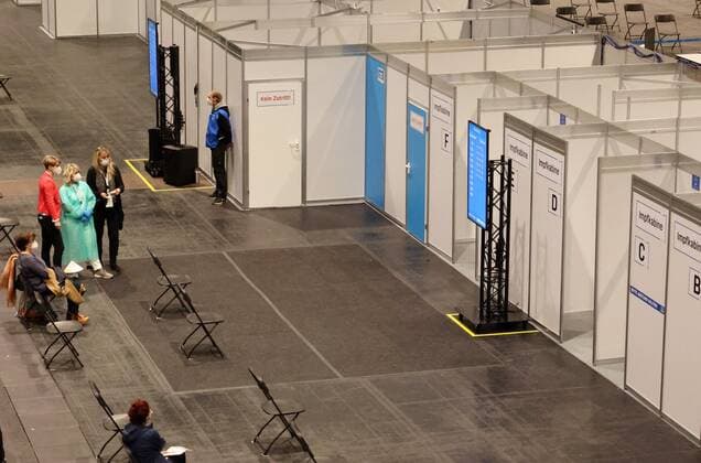 Erfurt - Eröffnung Impfzentrum 10.03.2021 , Erfurt, Messehalle, Impfzentrum Mittelthüringen, Eröffnung des Impfzentrums im Bild: Wartebereich und Impfkabinen