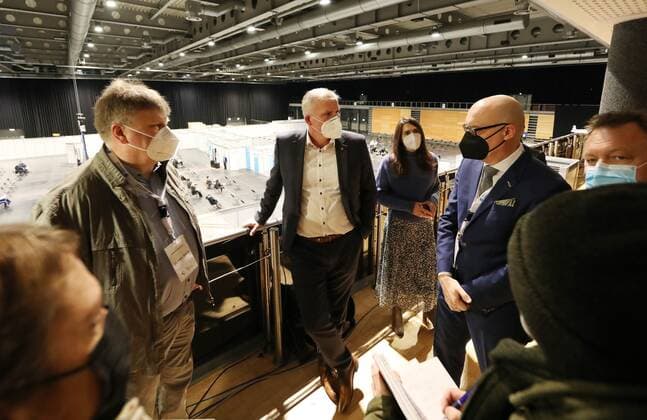 Erfurt - Eröffnung Impfzentrum 10.03.2021 , Erfurt, Messehalle, Impfzentrum Mittelthüringen, Eröffnung des Impfzentrums durch Oberbürgermeister Andreas Bausewein und Vertretern der Kassenärztlichen Vereinigung im Bild: Dr.med. Sakriss (KV), Oberbürgermeister Andreas Bausewein und Jörg Mertz (KV) im Gespräch auf der Empore der Messehalle, im Hintergrund das Impfzentrum
