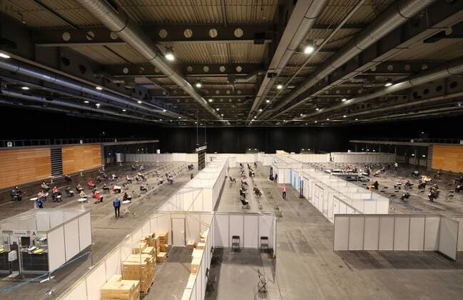 Erfurt - Eröffnung Impfzentrum 10.03.2021 , Erfurt, Messehalle, Impfzentrum Mittelthüringen, Eröffnung des Impfzentrums im Bild: Übersicht, es gibt den Anmeldungsbreich, den Wartebereich für die ärztliche Aufklärung, den Wartebereich vor den Impfkabinen und den Wartebereich mit Notarztkabine für nach dem Impfen
