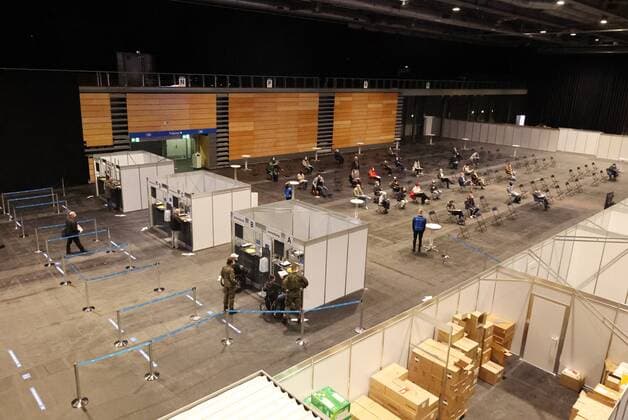 Erfurt - Eröffnung Impfzentrum 10.03.2021 , Erfurt, Messehalle, Impfzentrum Mittelthüringen, Eröffnung des Impfzentrums im Bild: Übersicht, es gibt den Anmeldungsbreich, den Wartebereich für die ärztliche Aufklärung, den Wartebereich vor den Impfkabinen und den Wartebereich mit Notarztkabine für nach dem Impfen