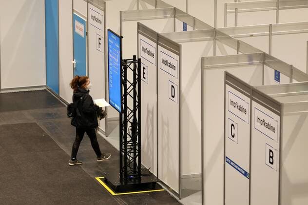 Erfurt - Eröffnung Impfzentrum 10.03.2021 , Erfurt, Messehalle, Impfzentrum Mittelthüringen, Eröffnung des Impfzentrums im Bild: Impfkabinen