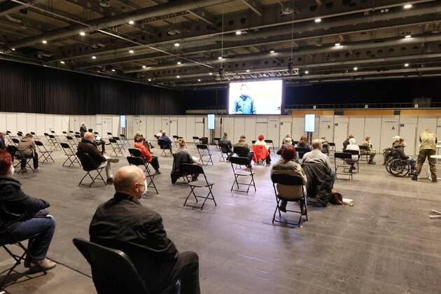 Erfurt - Eröffnung Impfzentrum 10.03.2021 , Erfurt, Messehalle, Impfzentrum Mittelthüringen, Eröffnung des Impfzentrums im Bidl: Wartebereich für die ärztliche Aufklärung Arztkabinen