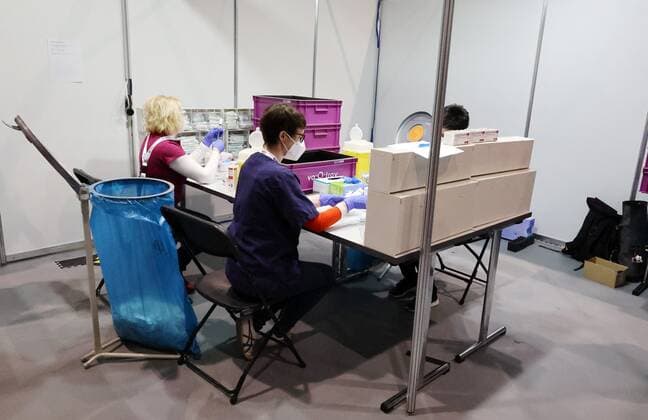 Erfurt - Eröffnung Impfzentrum 10.03.2021 , Erfurt, Messehalle, Impfzentrum Mittelthüringen, Eröffnung des Impfzentrums im Bild: in diesem nicht zugänglichen Bereich werden die Spritzen mit dem Impfstoff AstraZeneca aufgezogen