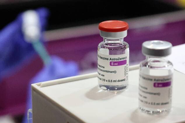 Erfurt - Eröffnung Impfzentrum 10.03.2021 , Erfurt, Messehalle, Impfzentrum Mittelthüringen, Eröffnung des Impfzentrums im Bild: Flaschen mit dem Impfstoff AstraZeneca
