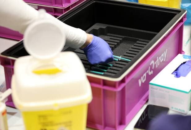 Erfurt - Eröffnung Impfzentrum 10.03.2021 , Erfurt, Messehalle, Impfzentrum Mittelthüringen, Eröffnung des Impfzentrums im Bild: 20 Spritzen mit dem Impfstoff AstraZeneca werden in Boxen gelagert, die mit Kühlakkus abgedeckt werden