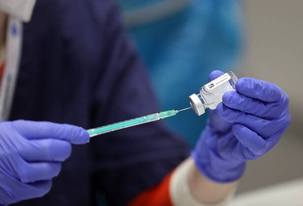 Erfurt - Eröffnung Impfzentrum 10.03.2021 , Erfurt, Messehalle, Impfzentrum Mittelthüringen, Eröffnung des Impfzentrums im Bild: Spritze wird mit dem Impfstoff AstraZeneca aufgezogen
