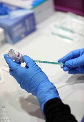 Erfurt - Eröffnung Impfzentrum 10.03.2021 , Erfurt, Messehalle, Impfzentrum Mittelthüringen, Eröffnung des Impfzentrums im Bild: Spritze wird mit dem Impfstoff AstraZeneca aufgezogen
