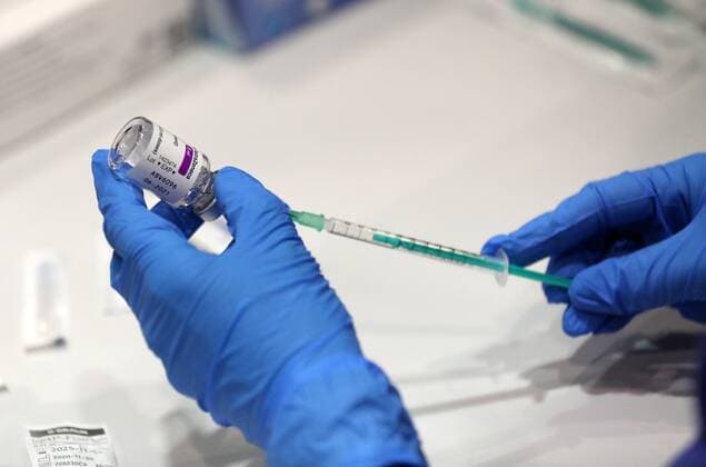 Erfurt - Eröffnung Impfzentrum 10.03.2021 , Erfurt, Messehalle, Impfzentrum Mittelthüringen, Eröffnung des Impfzentrums im Bild: Spritze wird mit dem Impfstoff AstraZeneca aufgezogen