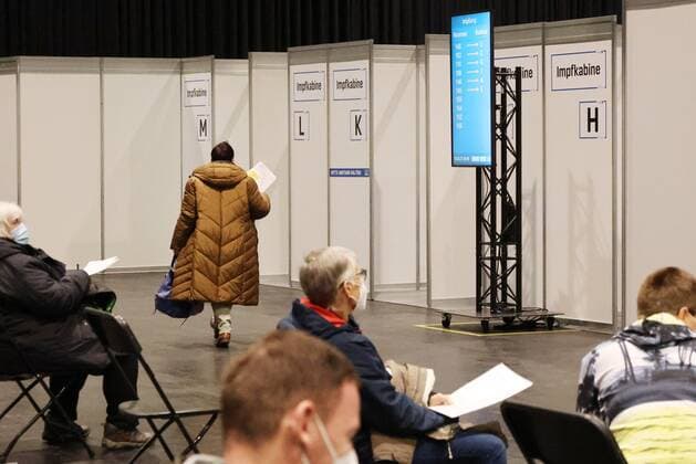Erfurt - Eröffnung Impfzentrum 10.03.2021 , Erfurt, Messehalle, Impfzentrum Mittelthüringen, Eröffnung des Impfzentrums im Bild: ein Impfling geht zur Impfkabine