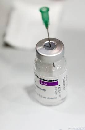 Erfurt - Eröffnung Impfzentrum 10.03.2021 , Erfurt, Messehalle, Impfzentrum Mittelthüringen, Eröffnung des Impfzentrums im Bild: Kanüle in einer Flasche mit dem Impfstoff AstraZeneca
