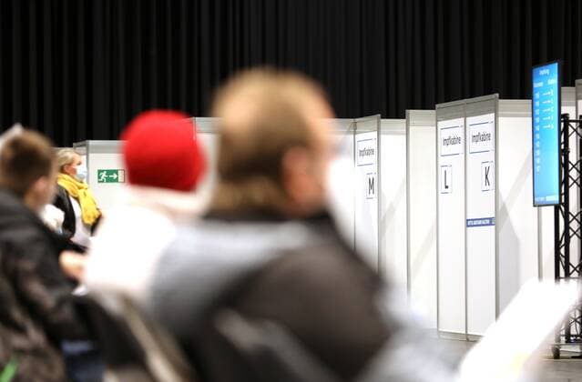Erfurt - Eröffnung Impfzentrum 10.03.2021 , Erfurt, Messehalle, Impfzentrum Mittelthüringen, Eröffnung des Impfzentrums im Bild: Impflinge warten vor den Impfkabinen