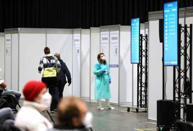 Erfurt - Eröffnung Impfzentrum 10.03.2021 , Erfurt, Messehalle, Impfzentrum Mittelthüringen, Eröffnung des Impfzentrums im Bild: Impflinge warten vor den Impfkabinen Wartebereich