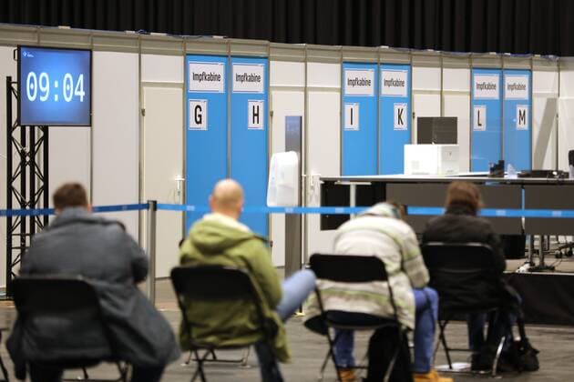Erfurt - Eröffnung Impfzentrum 10.03.2021 , Erfurt, Messehalle, Impfzentrum Mittelthüringen, Eröffnung des Impfzentrums im Bild: Wartebereich für bereits Geimpfte, Notärzte sind vor Ort