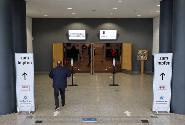 Erfurt - Eröffnung Impfzentrum 10.03.2021 , Erfurt, Messehalle, Impfzentrum Mittelthüringen, Eröffnung des Impfzentrums im Bild: Wegweiser zur Anmeldung im Impfzentrum