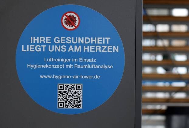 Erfurt - Eröffnung Impfzentrum 10.03.2021 , Erfurt, Messehalle, Impfzentrum Mittelthüringen, Eröffnung des Impfzentrums im Bild: Hinweisschild mit der Aufschrift Ihre Gesundheit liegt uns am Herzen - Luftreiniger im Einsatz