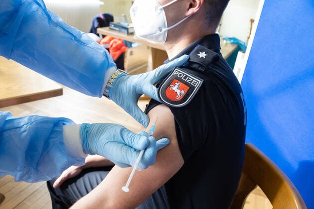 Niedersachsen, Hannover, 10.03.2021, Coronavirus - Impfstart bei der Polizeidirektion Hannover, es werden circa 25 Polizeibeschäftigte pro Stunde mit dem Corona-Impfstoff von AstraZeneca geimpft.geimpft werden Polizei- und Ordnungskräfte, die im Einsatz einem erhöhten Infektionsrisiko ausgesetzt sind, Symbolfoto, Impfung Covid-19 Vaccine, AstraZenica,