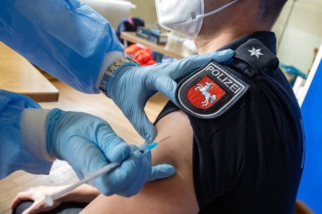 Niedersachsen, Hannover, 10.03.2021, Coronavirus - Impfstart bei der Polizeidirektion Hannover, es werden circa 25 Polizeibeschäftigte pro Stunde mit dem Corona-Impfstoff von AstraZeneca geimpft.geimpft werden Polizei- und Ordnungskräfte, die im Einsatz einem erhöhten Infektionsrisiko ausgesetzt sind, Symbolfoto, Impfung Covid-19 Vaccine, AstraZenica,