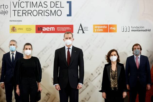 Spain s King Felipe VI (C), Queen Letizia (2-L), Spanish Home Minister Fernando Grande-Marlaska (R), First Deputy Prime Minister Carmen Calvo (2-R) and Madrid s Mayor Jose Luis Martinez-Almeida (R) pose for the media prior the 19th In Mermoriam Concert organized by The Foundation of Victims of Terrorism in memory of the victims of 4March Madrid bombing at National Auditory in Madrid, Spain, 10 March 2021. Spain s Royal Couple chair the 19th In Mermoriam Concert !ACHTUNG: NUR REDAKTIONELLE NUTZUNG!  Copyright: xMariscalx GRAF2475 20210310-637510017387344179