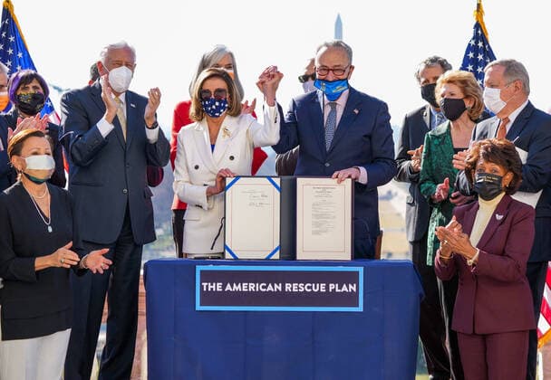 Bilder des Jahres 2021, News 03 März News Themen der Woche KW10 News Bilder des Tages Speaker of the House Nancy Pelosi, D-Calif., and Senate Majority Leader Charles Schumer, D-NY, celebrate with fellow Democrats during an enrollment ceremony for the American Rescue Plan, at the U.S. Capitol on Wednesday, March 10, 2021. The House approved the final version of the $1.9 trillion coronavirus relief bill, which includes up to $1,4000 direct payments to Americans, extend unemployment benefits and provides funds to help reopen schools.  WAP20210310303 KEVINxDIETSCH