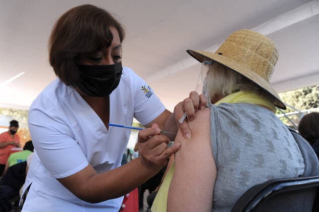 Mexico Increases Vaccination Against Covid-19 QUERETARO, MEXICO - MARCH 10: A nurse administrates a dose of Pfizer vaccine to a elderly, during a national vaccination program to immunize elderly over 60 years in a vaccine place located in La Canada, while the Mexican Government has ramps up vaccination against Covid-19. Have been applied more that 2.8 millions of dose in the country. On March 10, 2021 in Queretaro, Mexico Copyright: xFernandoxCamachox EYEPIXGROUP_FC_10032021_4725