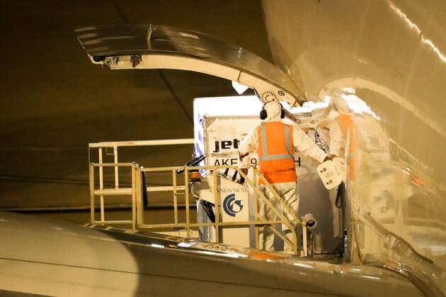 Personnel from Uruguay s Carrasco international airport work on the unloading of the plane that transported the first 50,000 doses of the vaccine, from the Pfizer laboratory to Montevideo, Uruguay, 10 March 2021. The first 50,000 anticovid doses from the US laboratory Pfizer arrived in Uruguay on Wednesday and, with this, the inoculation of health personnel from the South American country will begin to add to the more than 140,000 people already vaccinated. EFE Raul Martínez First 50,000 doses of Pfizer vaccines against covid-19 arrive in Uruguay !ACHTUNG: NUR REDAKTIONELLE NUTZUNG!  Copyright: xRAULxMARTINEZx AME1125 20210311-637510250856918499