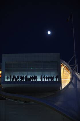 Architektur von Shigeru Ban Metz (57): Centre Pompidou Metz arts centre Centre Pompidou-Metz arts centre (57). This is the first time ever that a national cultural institution is decentralised in France, Centre Pompidou Metz is the first decentralised arts centre of Centre Pompidou with a part of the huge collection of the National Museum of Modern Art. View of the city centre at night with figures of people reflecting in the glass window of the arts centre created by Japanese architect Shigeru Ban  Copyright: xFrancex xFrankreichx 175759