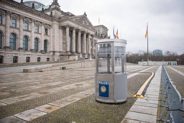 Berlin Reichstag Polizei Ein Pavillon der Polizei steht vor dem Reichstagsgebaeude, Sitz des Deutschen Bundestag. 28.1.2021, Berlin