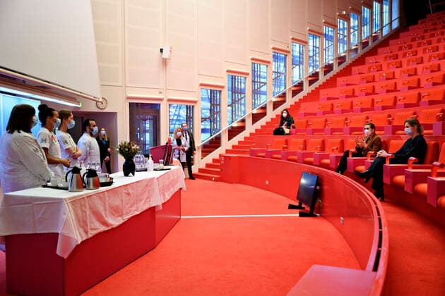 Statsminister Mette Frederiksen (S) og regionsraadsformand Sophie Haestorp Andersen (S) snakker med sygeplejeskerne Merete Dall, Silvia, Vibeke Gottlieb og Mohamad Said fra covid-19-afsnittet, da statsministeren besoeger Herlev Hospital torsdag den 11. marts 2021. Statsministeren skal paa sit besoeg snakke med medarbejdere fra Covid-19-afsnittet og fra intensiv-afsnittet samt have en rundvisning i Vurderings- og Podeklinikken.. , Herlev Denmark Copyright: PhilipxDavali PhilipxDavalix cop106 spdk20210311-133213-L