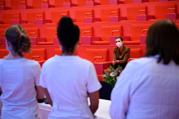 Statsminister Mette Frederiksen (S) snakker med sygeplejeskerne Merete Dall, Silvia, Vibeke Gottlieb og Mohamad Said fra covid-19-afsnittet, da hun besoeger Herlev Hospital torsdag den 11. marts 2021. Statsministeren skal paa sit besoeg snakke med medarbejdere fra Covid-19-afsnittet og fra intensiv-afsnittet samt have en rundvisning i Vurderings- og Podeklinikken.. , Herlev Denmark Copyright: PhilipxDavali PhilipxDavalix cop106 spdk20210311-133229-L