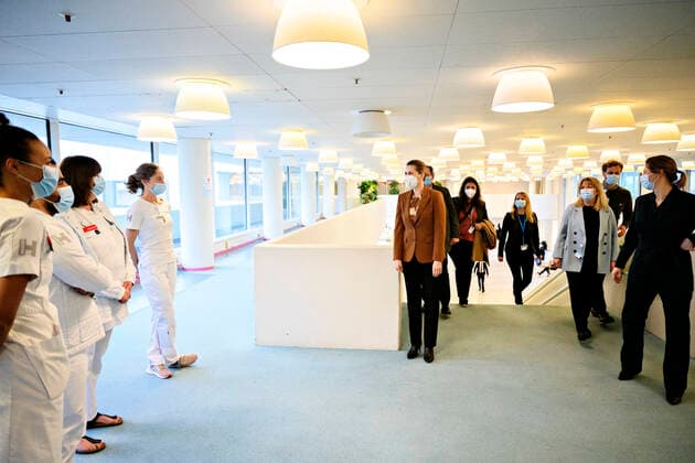 Statsminister Mette Frederiksen (S) foelges med regionsraadsformand Sophie Haestorp Andersen (S) og hospitalsdirektoer paa Herlev og Gentofte Hospital Anne Jastrup Okkels og hilser paa sygeplejeskerne Merete Dall, Silvia, Vibeke Gottlieb og Mohamad Said fra covid-19-afsnittet, da hun besoeger Herlev Hospital torsdag den 11. marts 2021. Statsministeren skal paa sit besoeg snakke med medarbejdere fra Covid-19-afsnittet og fra intensiv-afsnittet samt have en rundvisning i Vurderings- og Podeklinikken.. , Herlev Denmark Copyright: PhilipxDavali PhilipxDavalix cop106 spdk20210311-133307-L