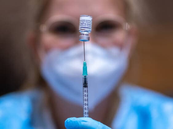 Schwaz 11.03.2021, Schwaz, AUT, Coronavirus in Österreich, Beginn Impfaktion Bezirk Schwaz, ab heute stehen 100.000 zusätzliche Impfdosen des Impfstoffs von BioNTech Pfizer zur Bekämpfung der Coronavirus-Pandemie zur Verfügung, im Bild Mitarbeiterin beim Aufziehen einer Spritze Employee drawing up a vaccination syringe during the start of the vaccination campaign in the Schwaz district. Starting today, 100,000 additional doses of BioNTech Pfizer s vaccine are available to fight the coronavirus pandemic. Schwaz, Austria on 2021 03 11.