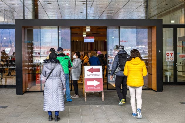 Schwaz 11.03.2021, Schwaz, AUT, Coronavirus in Österreich, Beginn Impfaktion Bezirk Schwaz, ab heute stehen 100.000 zusätzliche Impfdosen des Impfstoffs von BioNTech Pfizer zur Bekämpfung der Coronavirus-Pandemie zur Verfügung, im Bild Warteschalnge vor der Impf- und Teststrasse Waiting line in front of the vaccination and testing line during the start of the vaccination campaign in the Schwaz district. Starting today, 100,000 additional doses of BioNTech Pfizer s vaccine are available to fight the coronavirus pandemic. Schwaz, Austria on 2021 03 11.