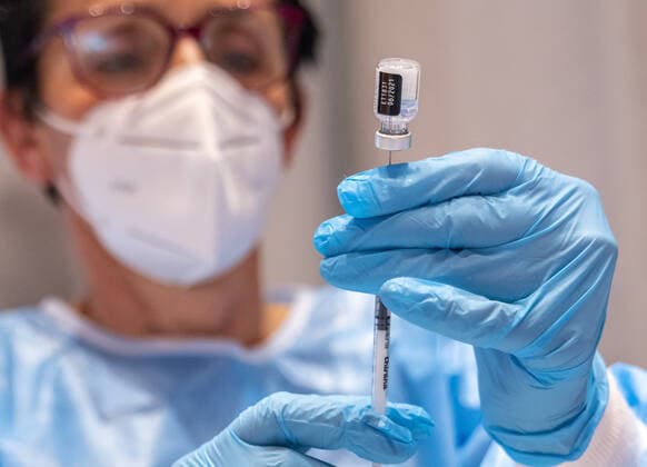 Schwaz 11.03.2021, Schwaz, AUT, Coronavirus in Österreich, Beginn Impfaktion Bezirk Schwaz, ab heute stehen 100.000 zusätzliche Impfdosen des Impfstoffs von BioNTech Pfizer zur Bekämpfung der Coronavirus-Pandemie zur Verfügung, im Bild Mitarbeiterin beim Aufziehen einer Spritze Employee drawing up a vaccination syringe during the start of the vaccination campaign in the Schwaz district. Starting today, 100,000 additional doses of BioNTech Pfizer s vaccine are available to fight the coronavirus pandemic. Schwaz, Austria on 2021 03 11.