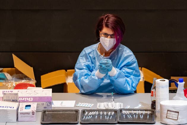 Schwaz 11.03.2021, Schwaz, AUT, Coronavirus in Österreich, Beginn Impfaktion Bezirk Schwaz, ab heute stehen 100.000 zusätzliche Impfdosen des Impfstoffs von BioNTech Pfizer zur Bekämpfung der Coronavirus-Pandemie zur Verfügung, im Bild Mitarbeiterin beim Aufziehen einer Spritze Employee drawing up a vaccination syringe during the start of the vaccination campaign in the Schwaz district. Starting today, 100,000 additional doses of BioNTech Pfizer s vaccine are available to fight the coronavirus pandemic. Schwaz, Austria on 2021 03 11.