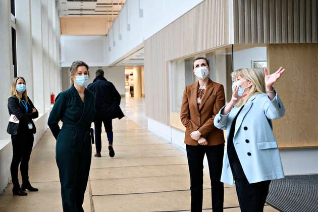 Statsminister Mette Frederiksen (S), regionsraadsformand Sophie Haestorp Andersen (S) og hospitalsdirektoer paa Herlev og Gentofte Hospital Anne Jastrup Okkels, da statsministeren besoeger Herlev Hospital torsdag den 11. marts 2021.. , Herlev Denmark Copyright: PhilipxDavali PhilipxDavalix cop106 spdk20210311-133418-L