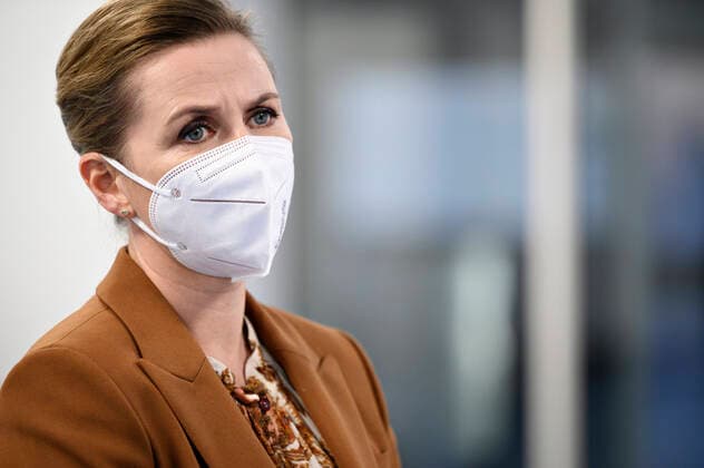 Statsminister Mette Frederiksen (S) snakker med sygeplejeskerne Susanne Stumpe og Susanne Jul samt overlaege Kasper Iversen under sin rundvisning paa Vurderings- og Podeklinikken, da statsministeren besoeger Herlev Hospital torsdag den 11. marts 2021. Statsministeren skal paa sit besoeg snakke med medarbejdere fra Covid-19-afsnittet og fra intensiv-afsnittet samt have en rundvisning i Vurderings- og Podeklinikken.. , Herlev Denmark Copyright: PhilipxDavali PhilipxDavalix cop106 spdk20210311-134412-L
