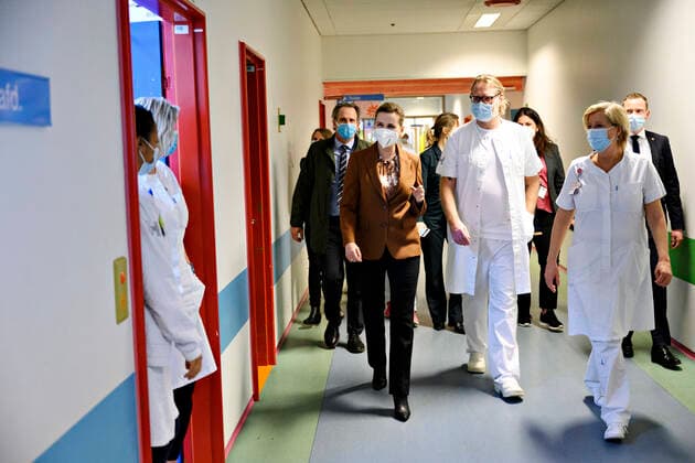 Statsminister Mette Frederiksen (S) og regionsraadsformand Sophie Haestorp Andersen (S) snakker med sygeplejeskerne Susanne Stumpe og Susanne Jul samt overlaege Kasper Iversen under sin rundvisning paa Vurderings- og Podeklinikken, da statsministeren besoeger Herlev Hospital torsdag den 11. marts 2021. Statsministeren skal paa sit besoeg snakke med medarbejdere fra Covid-19-afsnittet og fra intensiv-afsnittet samt have en rundvisning i Vurderings- og Podeklinikken.. , Herlev Denmark Copyright: PhilipxDavali PhilipxDavalix cop106 spdk20210311-134422-L