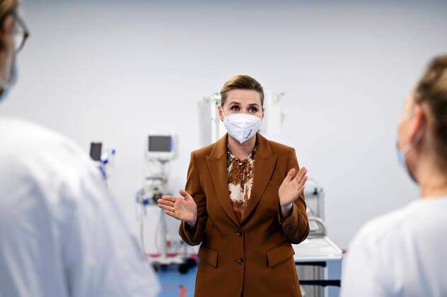 Statsminister Mette Frederiksen (S) snakker med sygeplejeskerne Susanne Stumpe og Susanne Jul samt overlaege Kasper Iversen under sin rundvisning paa Vurderings- og Podeklinikken, da statsministeren besoeger Herlev Hospital torsdag den 11. marts 2021. Statsministeren skal paa sit besoeg snakke med medarbejdere fra Covid-19-afsnittet og fra intensiv-afsnittet samt have en rundvisning i Vurderings- og Podeklinikken.. , Herlev Denmark Copyright: PhilipxDavali PhilipxDavalix cop106 spdk20210311-134508-L