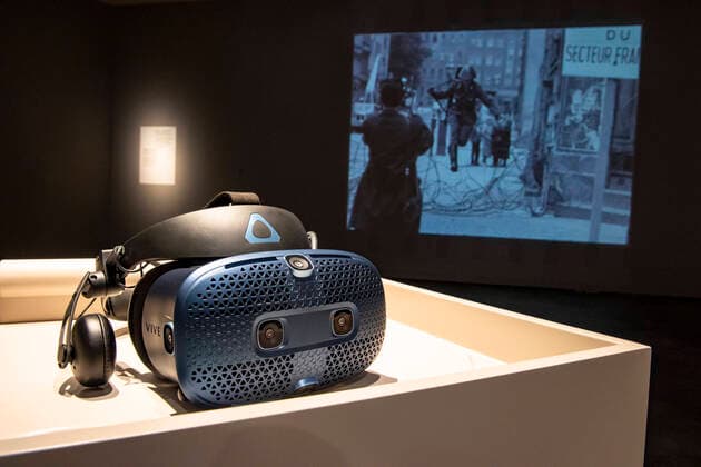 Bilder des Jahres 2021, Entertainment 03 März Entertainment Themen der Woche KW10 Entertainment Bilder des Tages Virtual Reality Ausstellung DER SPRUNG 1961 im Deutschen Historischen Museum in Berlin am 11. Maerz 2021. Ab dem 15. Maerz ist die Austellung fuer den Publikum mit Terminbuchung zugaenglich. Ausstellung DER SPRUNG 1961 im Deutsches Historisches Museum *** Virtual Reality Exhibition DER SPRUNG 1961 at the Deutsches Historisches Museum in Berlin on 11 March 2021 From 15 March the exhibition will be open to the public with appointment booking Exhibition DER SPRUNG 1961 at the Deutsches Historisches Museum